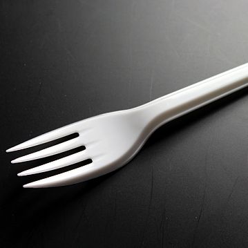 Garfo de Plstico Branco Econmico 162mm 3000un