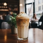 Iced Latte com Caf� ou Matcha e Amaretto